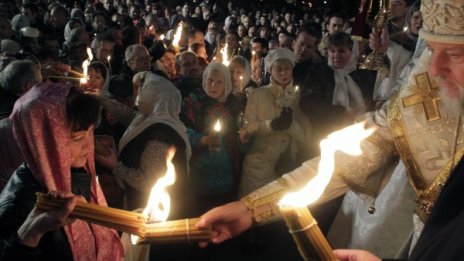  Огнеупорни фенери пазят свещения огън на Великден