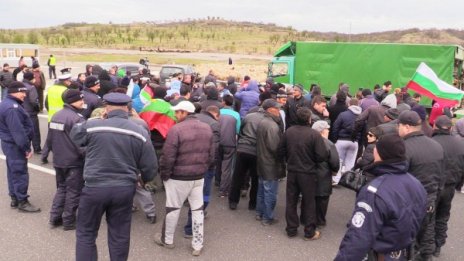 Животновъди блокираха границата с Турция