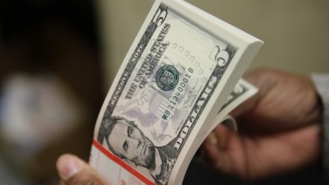 Кръшкач с 8 жени отнесе $8000 глоба за изневяра