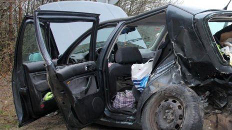 Дядо и внуче загинаха след удар в дърво