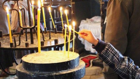 Миряни посрещнат Великден в църкви без свещеници