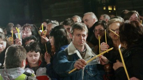 Носят Благодатния огън с два специални, огнеупорни фенера