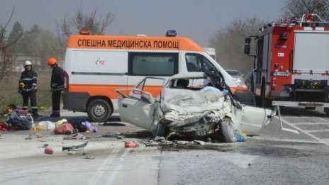 Двама загинали на пътя през денонощието