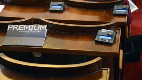 Само 14 неизвинени за месец. А залата... пак празна