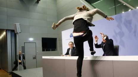 Млада жена нападна президента на ЕЦБ