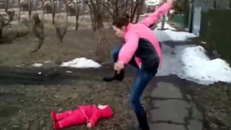 Със засилка: рускиня аха да си го изкара на бебето