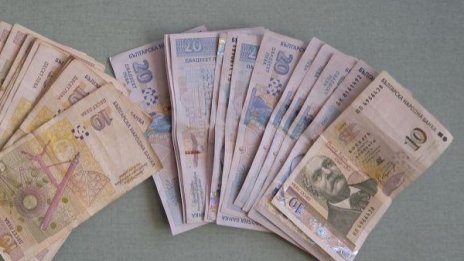 Баба предаде 2 000 лева на измамник в Бургас