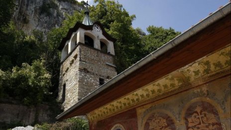 Манастир с 800 лв ток, монасите – на газени лампи