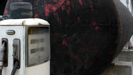 Установиха двама, продали на русенец вода вместо дизел