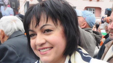 Моята е лесна, защото аз съм стара, сподели Нинова