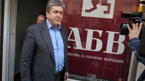 Първанов излиза от политиката, но не веднага