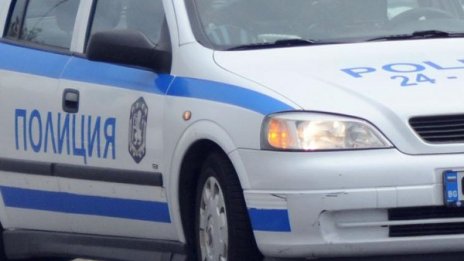 Хващат го, пускат го... Психично болен напада деца в Берковица