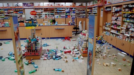 Бесен хасковлия потроши аптека с чук