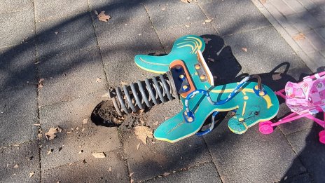 Детска площадка във Варна: Изтръгнати люлки, счупени пейки, висящи лампи