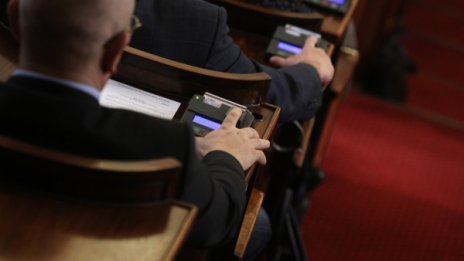 Парламентът поряза веригитe – взе им привилегии