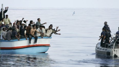 Спасиха 3700 нелегални мигранти в Средиземно море