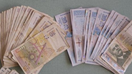 Две баби в Силистренско дадоха пари за "лечение"