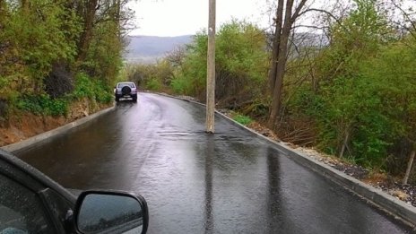 Ново безумие на пътя: Стълб насред платното!