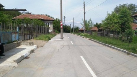 Стълб тук, стълб и там. Как да го подмина аз не знам!