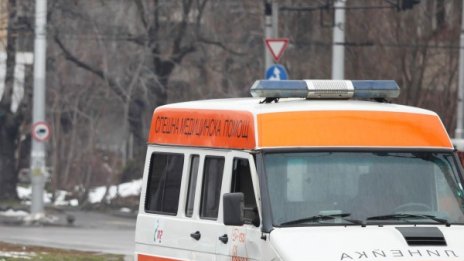 Млад шофьор се заби в паркирани коли, борят се за живота му