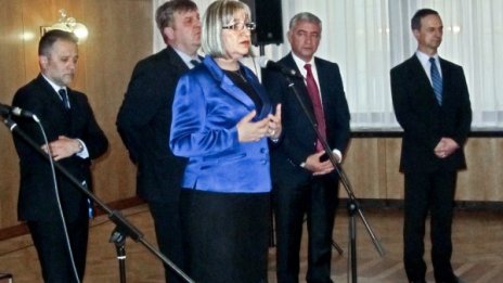 Работата със сънародниците ни в чужбина е приоритет, увери Цачева