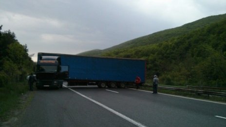 ТИР се завъртя на "Тракия", запуши движението към София