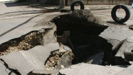 Път пропада върху газопровод, има опасност от взрив