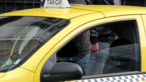 Таксиджия и пътничките му – ранени при катастрофа