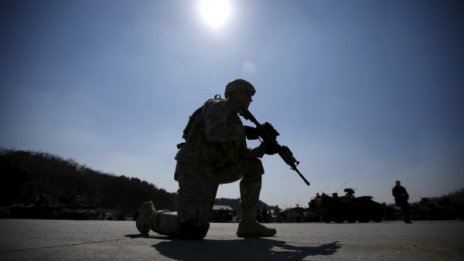Войник в казарма в Южна Корея уби двама и рани трима