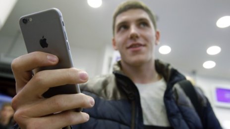 Задава се iPhone с панел от розово злато