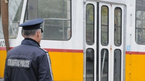 Удар на трамвай в автобус – петима са ранените