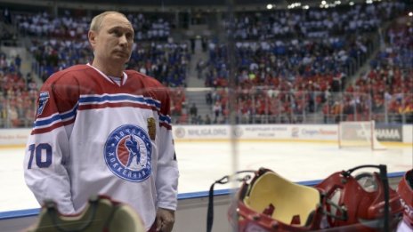 Путин сложи кънките и размаха стика