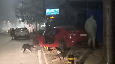 Кола се вряза в автобусна спирка на "Ломско шосе"