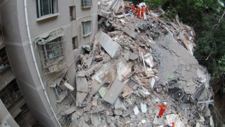 16 души са в неизвестност след срутване на 9-етажна сграда в Китай