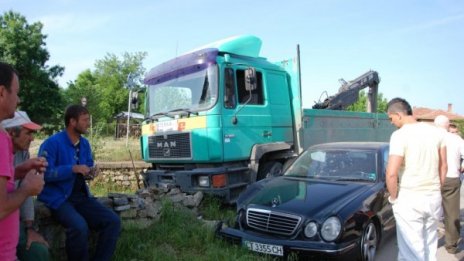 Митрополит Галактион катастрофира, счупи ръка