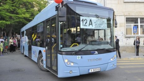 Абитуриенти в Бургас отиват на бала си с автобус