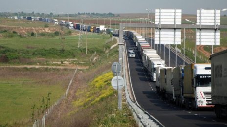 Опашка от ТИР-ове се извива на Капитан Андреево