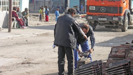 Събарят 80 незаконни постройки в Столипиново