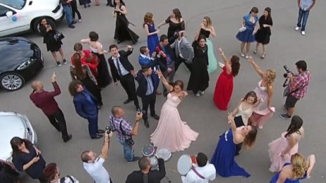  Един неразделен клас, дълго огласяше града... Оп, са!