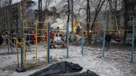 Руски бомбардировки оставят украински градове без ток, жителите бягат към селата