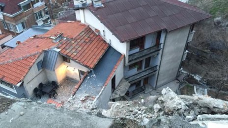 Нови камъни падат от Таксим тепе в Пловдив