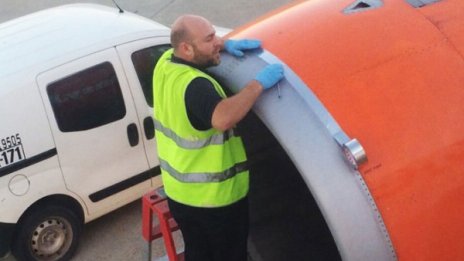 Работник подлепи самолет с... тиксо, шашна пасажерите