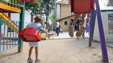 Едва 30% от бащите у нас играят с децата си
