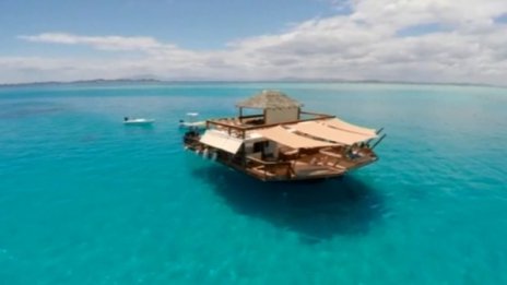 На бар във водата и с коктейл в ръката