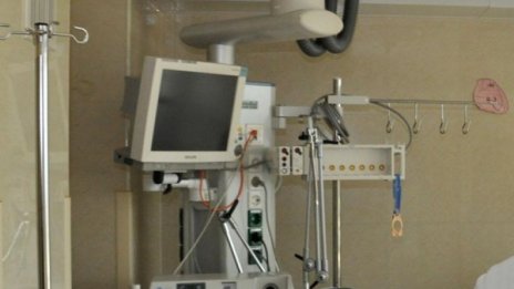 Млад мъж е с опасност за живота, простреляли го в корема