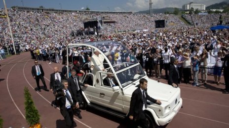 Папата зове за махане на бариерите между религии и култури