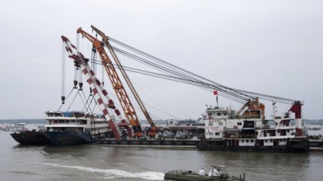 Близо 40 души са в неизвестност след корабокрушението на р. Яндзъ