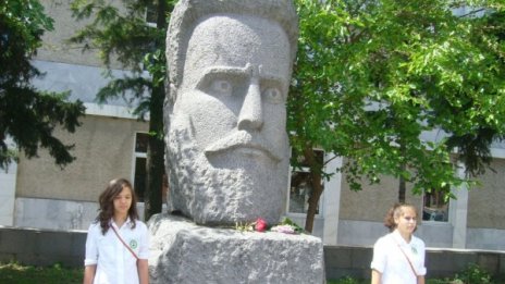  Ококорени, налудничави... абсурдните ни паметници 
