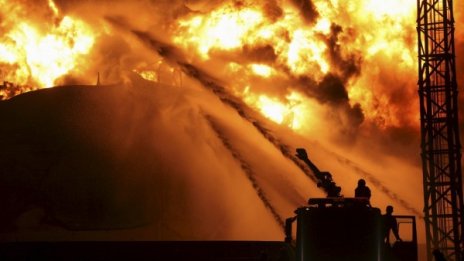 Огромен пожар избухна в склад за гориво край Киев