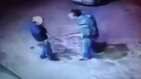 След спор – руски дядо натръшка младежи на земята